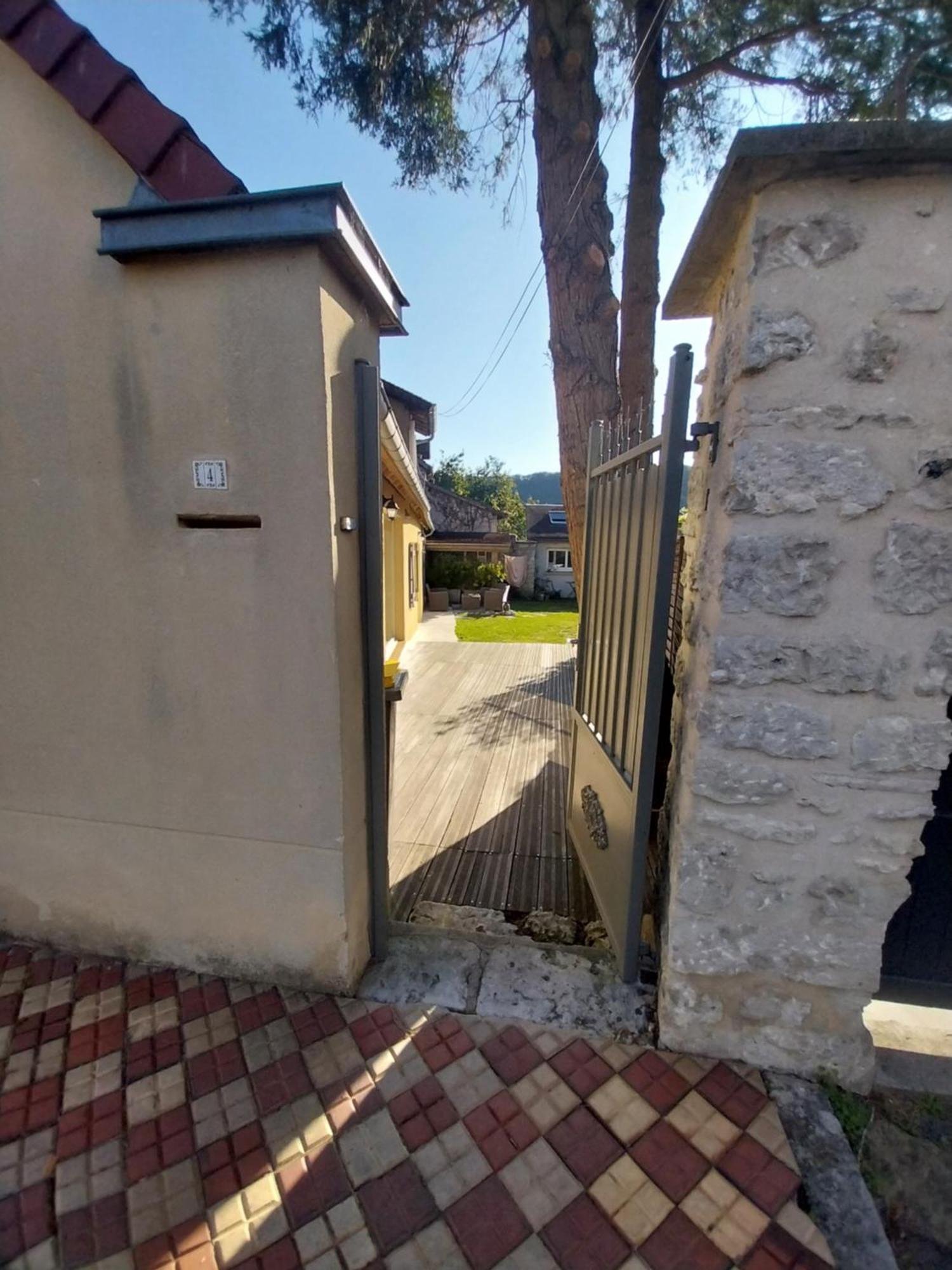 Le Prieure Reposant Hotel Port-Villez Exterior photo